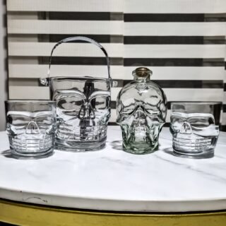 licorera de 750ml de calavera color transparente mas hielera de calavera mas 2 vasos whiskeros de calavera color transparente