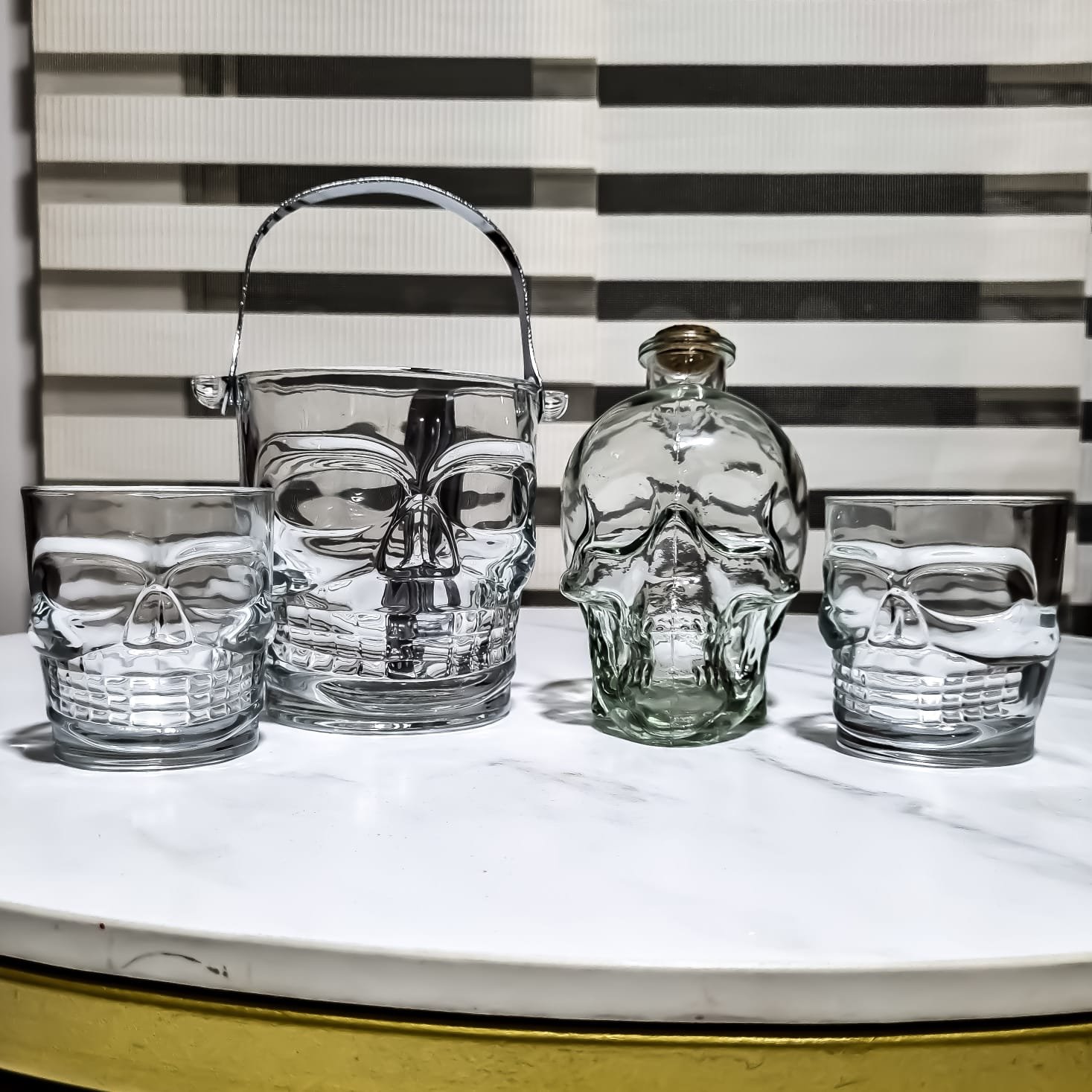 licorera de 750ml de calavera color transparente mas hielera de calavera mas 2 vasos whiskeros de calavera color transparente