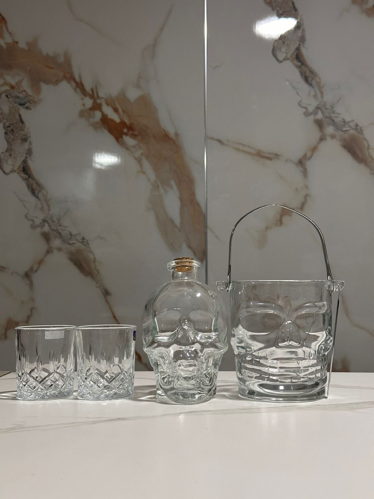 licorera de 750ml de calavera mas hielera de calavera mas 2 vasos whiskeros de diseño elegante