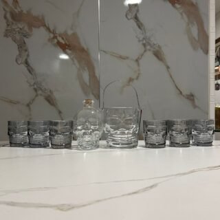 licorera de 750ml de calavera mas hielera de calavera mas 6 vasos whiskeros de  calavera de color negro