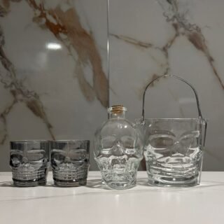 licorera de 750ml de calavera mas hielera de calavera mas 2 vasos whiskeros de  calavera de color negro