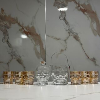 licorera de 750ml de calavera mas hielera de calavera mas 6 vasos whiskeros de  calavera de color dorado