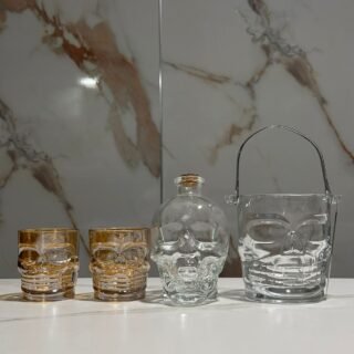 licorera de 750ml de calavera mas hielera de calavera mas 2 vasos whiskeros de  calavera de color dorado