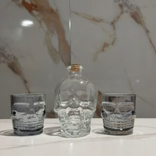 licorera de 750ml color transparente mas 2 vasos whiskeros de calavera color negro