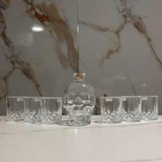licorera de 750ml color transparente mas 6 vasos whiskeros de diseño elegante