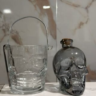 licorera de 750ml de calavera de color negro mas hielera de calavera