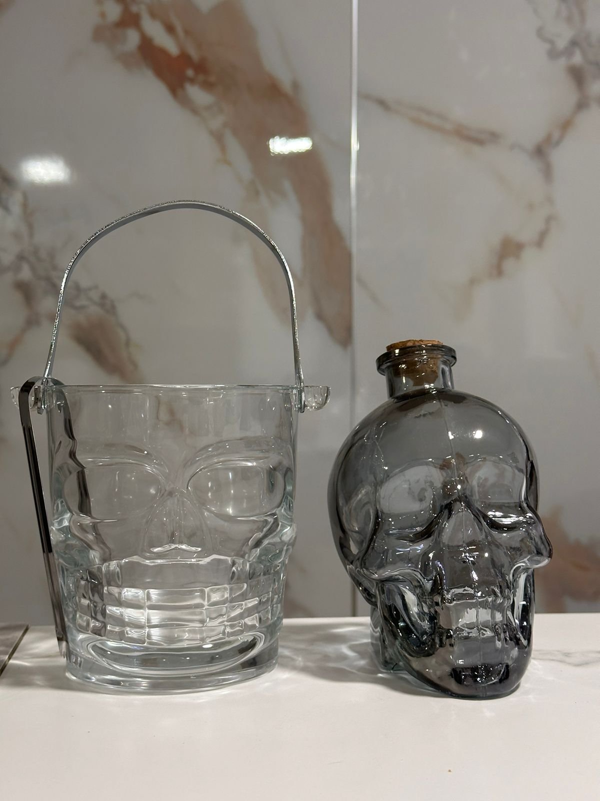 licorera de 750ml de calavera de color negro mas hielera de calavera