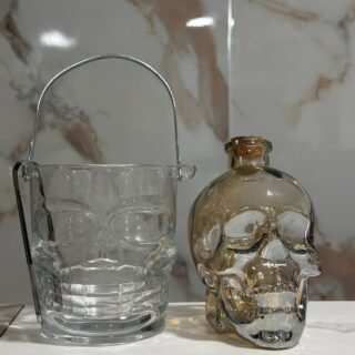 licorera de 750ml de calavera de color dorado mas hielera de calavera