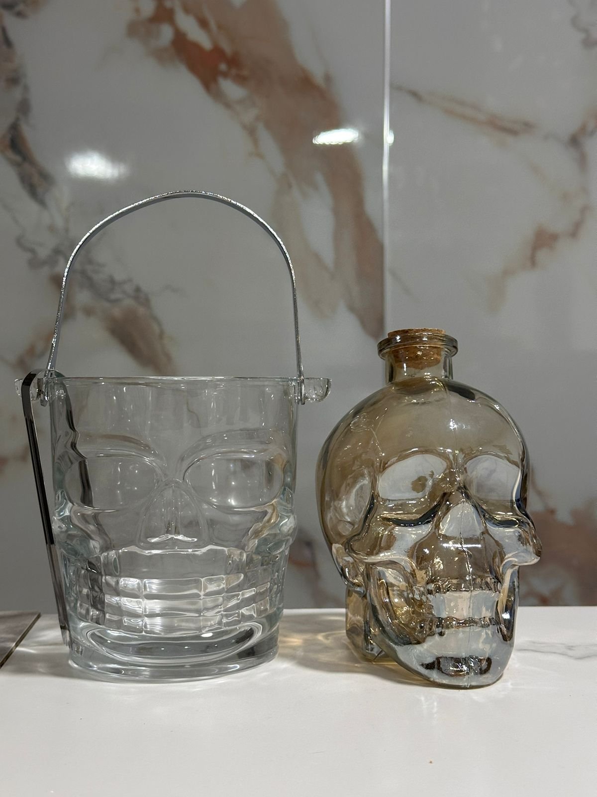 licorera de 750ml de calavera de color dorado mas hielera de calavera