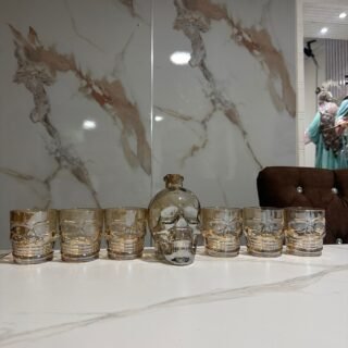 licorera de 750ml de calavera de color dorado mas 6 vasos whiskeros de color dorado