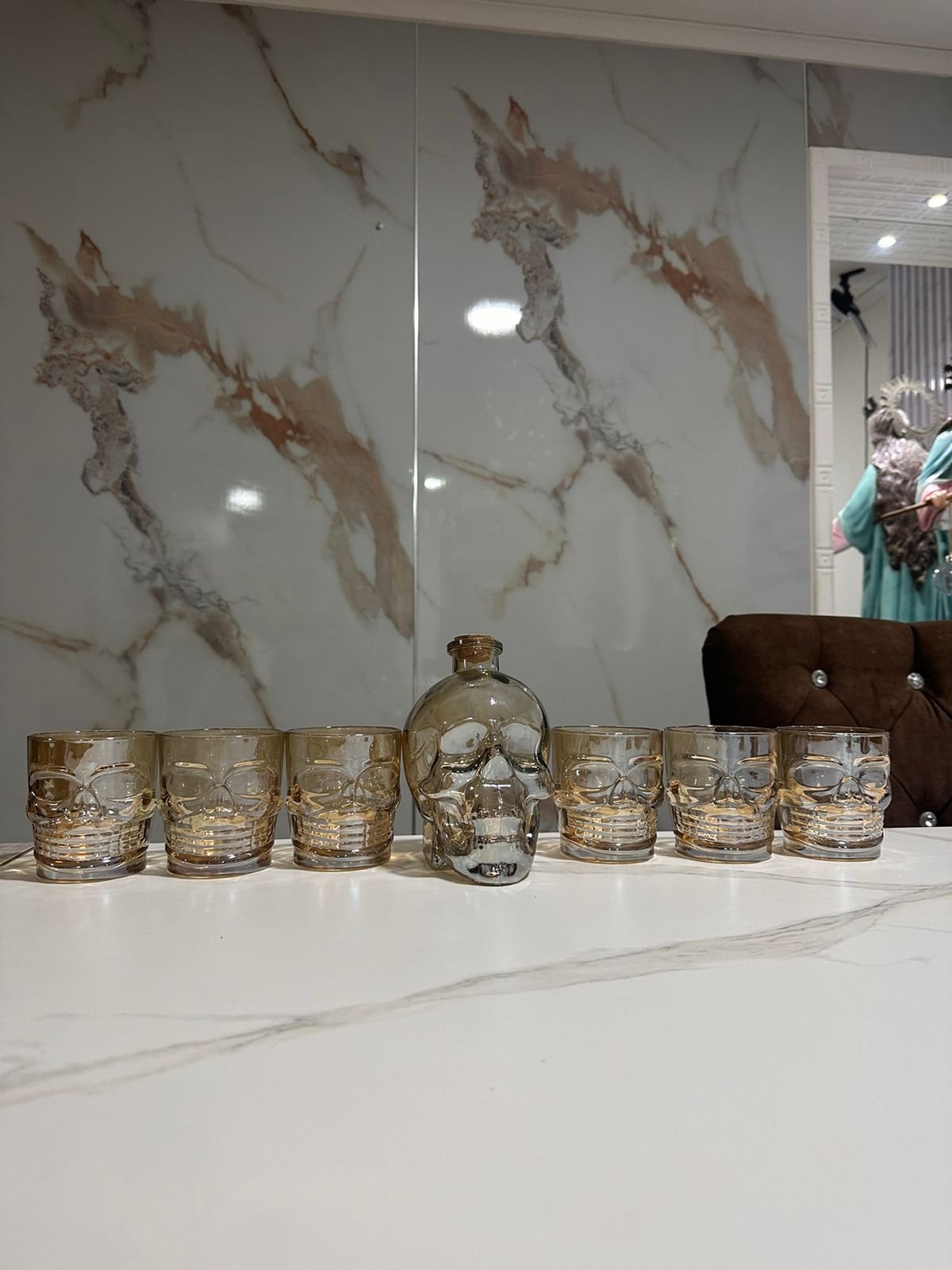 💀 Licorera Calavera 750ml Dorada + 6 Vasos Whiskeros Dorados ✨ Kit Gothic Lujoso | Whisky y Licor | Fiestas y Regalo 🥂✨🖤