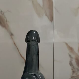 vaso de cristal en forma de pene color negro