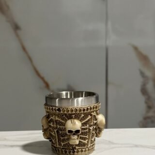 copa shot metalica con diseño de calavera