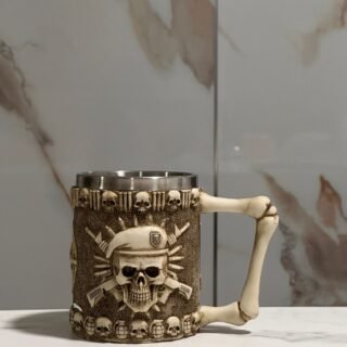 vaso cervecero metalico con diseño de calavera y diseño de guerra