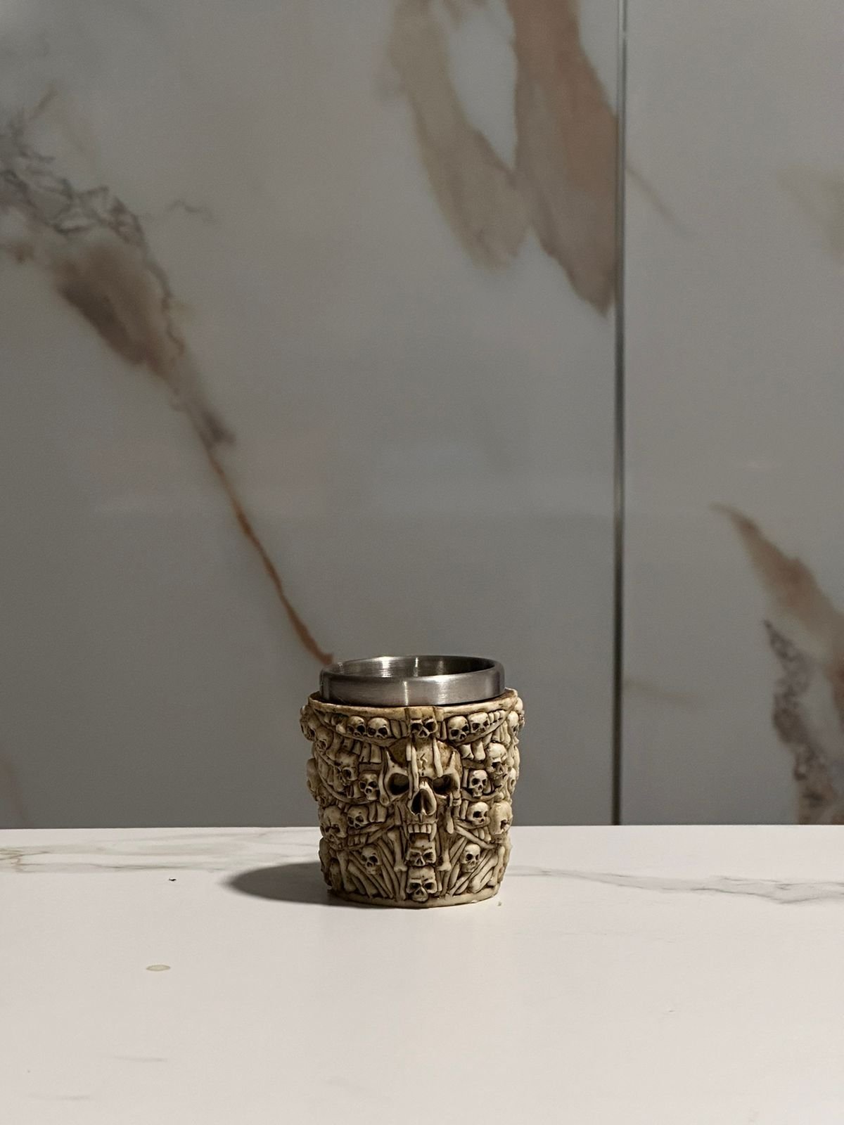 copa shot metalica con diseño de calavera