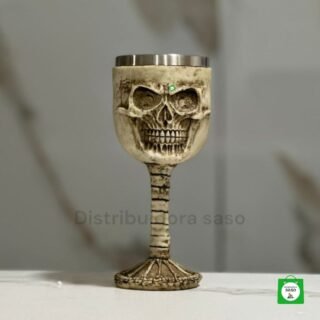 copa de vino metalica con diseño de calavera