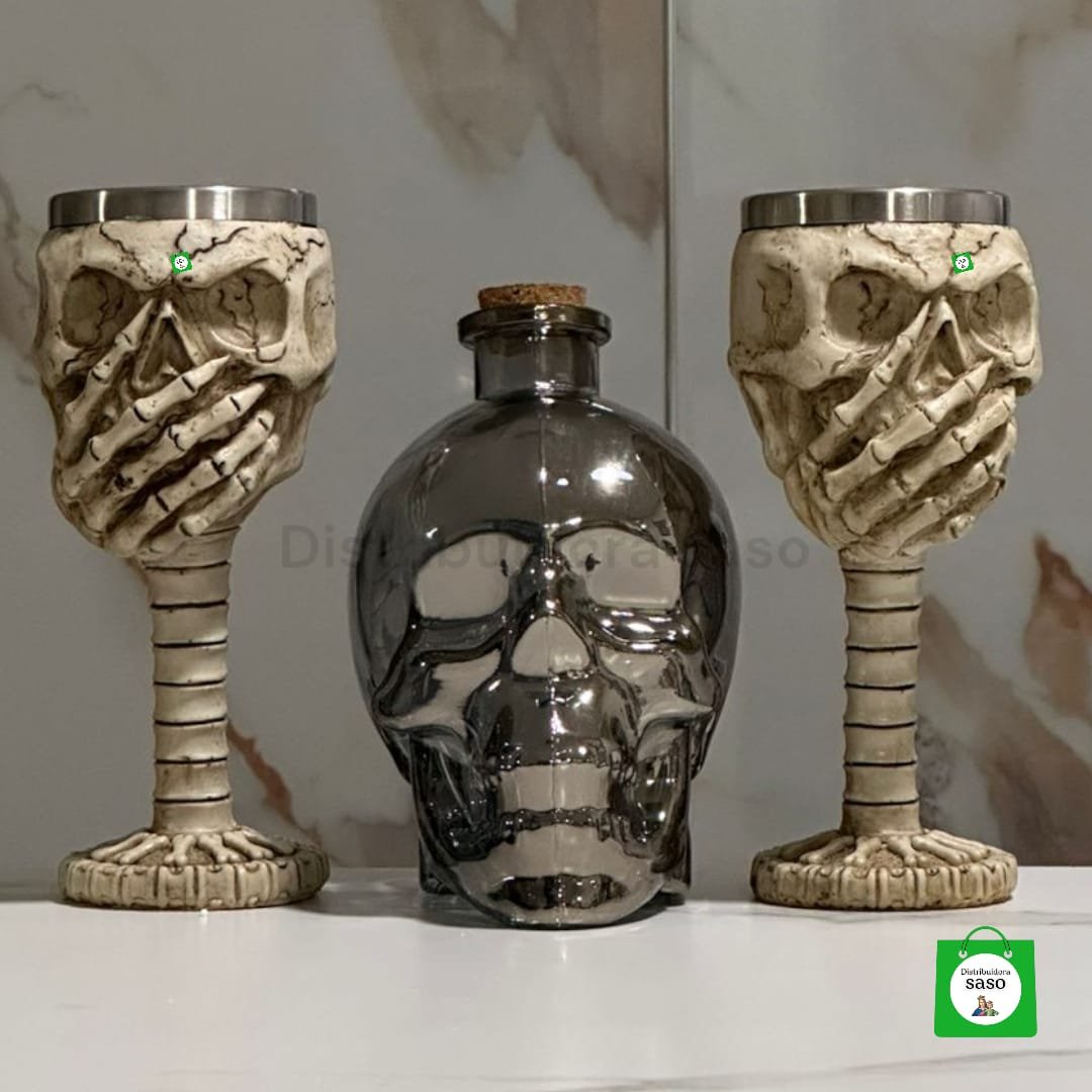 licorera de calavera de 750ml color negro mas 2 copas de vino metalicas con diseño de calavera