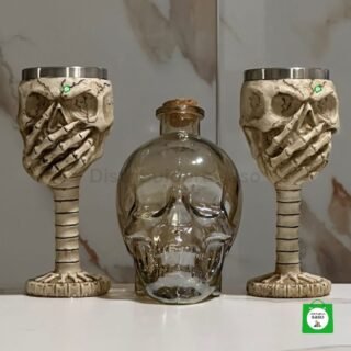 licorera de calavera de 750ml color  dorado mas 2 copas de vino metalicas con diseño de calavera