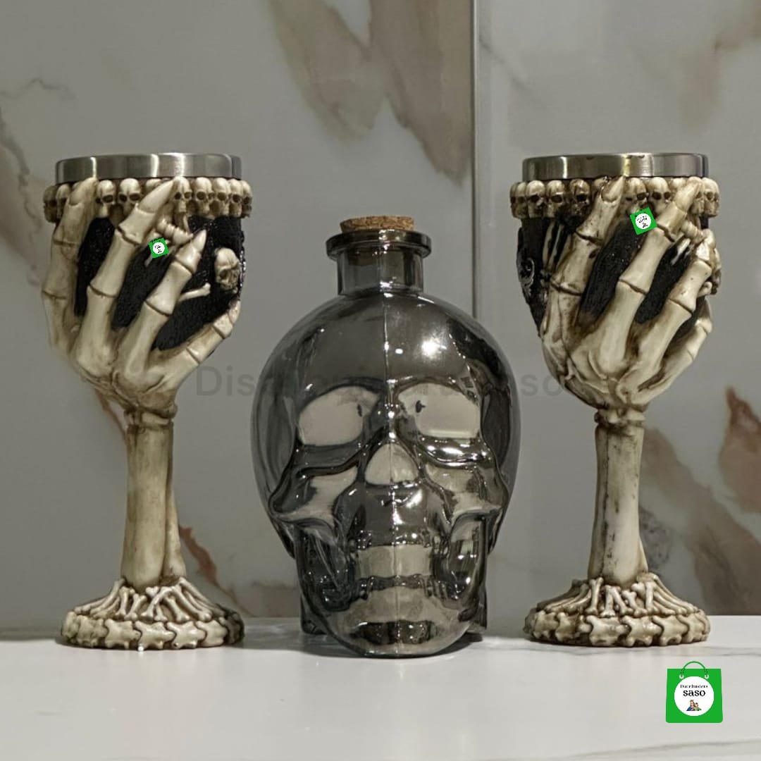 licorera de calavera de 750ml color negro mas 2 copas de vino metalicas con diseño de calavera