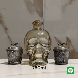 licorera de 750ml  calavera de color dorado   mas 2 copas metalicas de aguila
